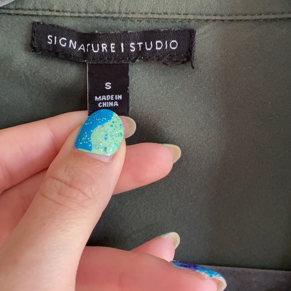 Signature Studio Button Up with Sleeve Detail - Picture 8 of 8